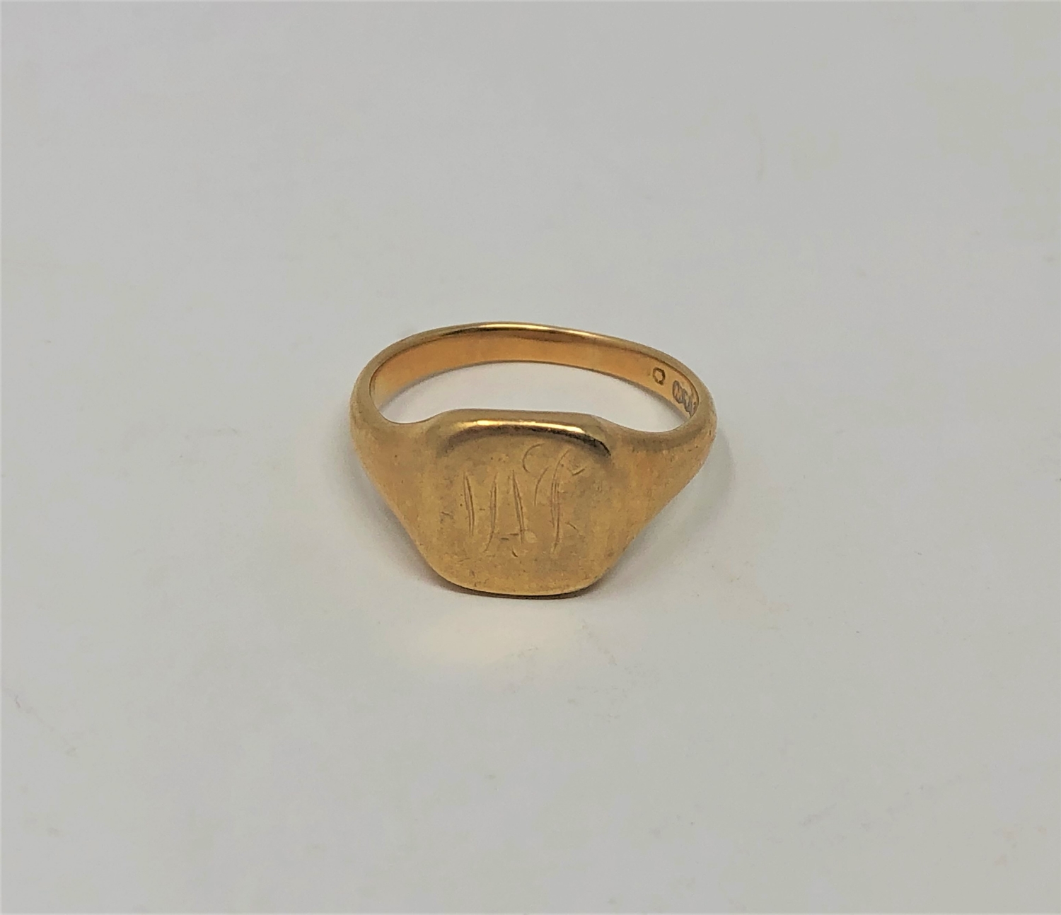 A gent's gold signet ring, marks rubbed CONDITION REPORT: 7.