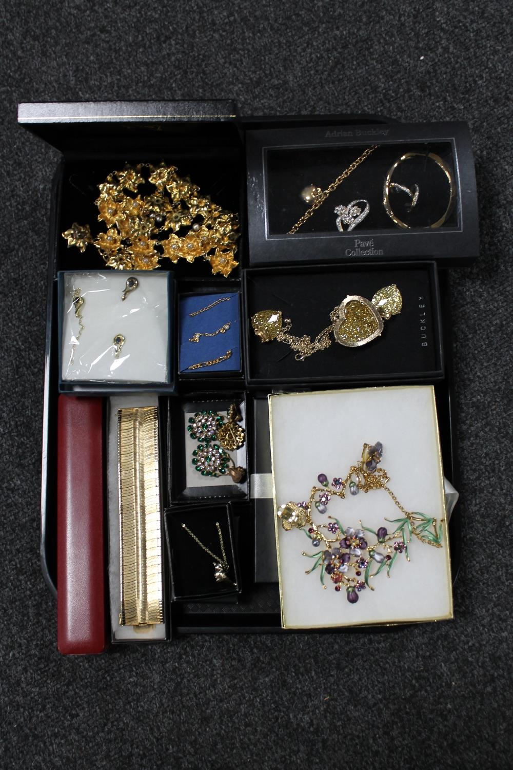 A tray of costume and fashion jewellery