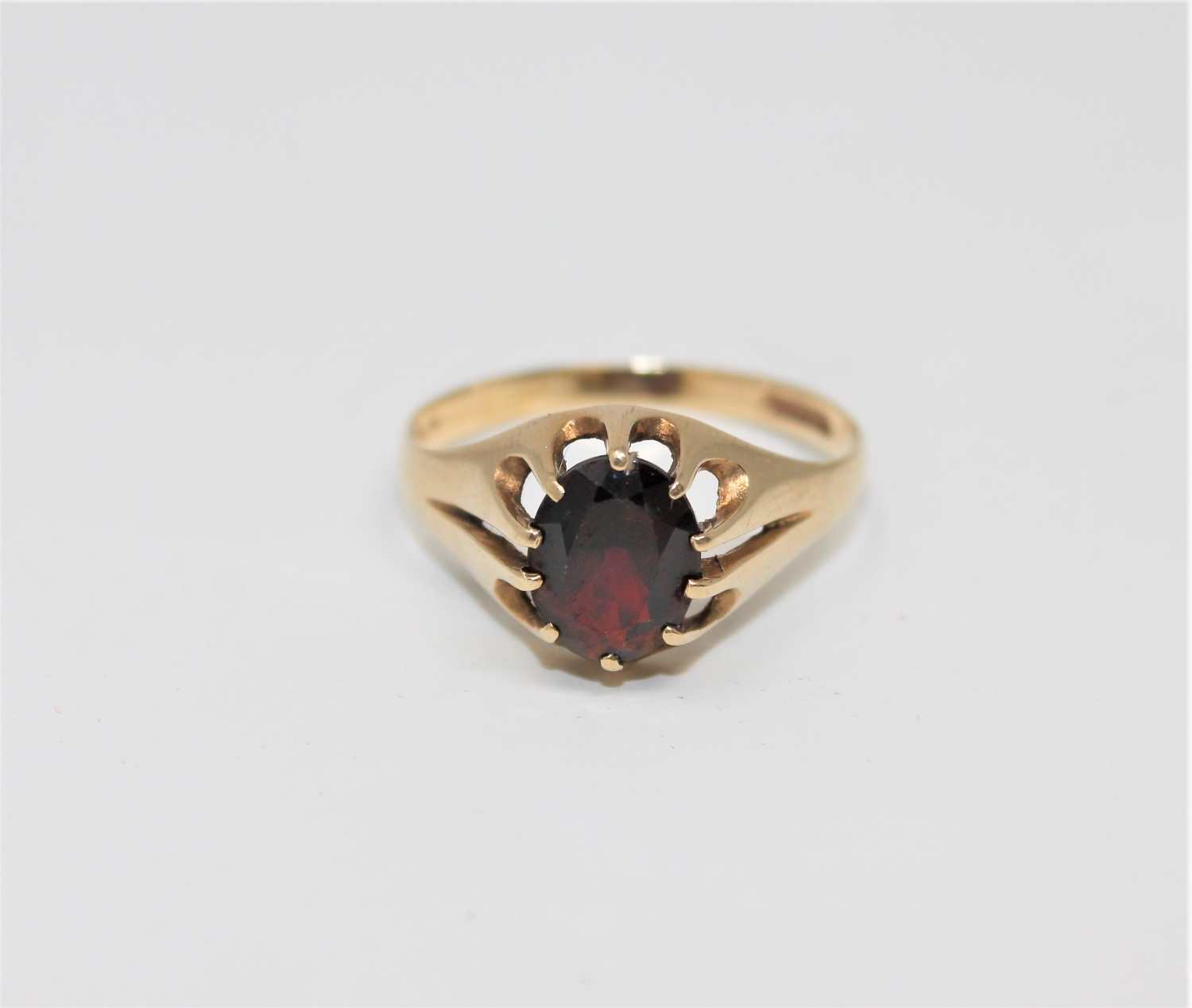 A 9ct gold garnet set ring, size V CONDITION REPORT: 2.