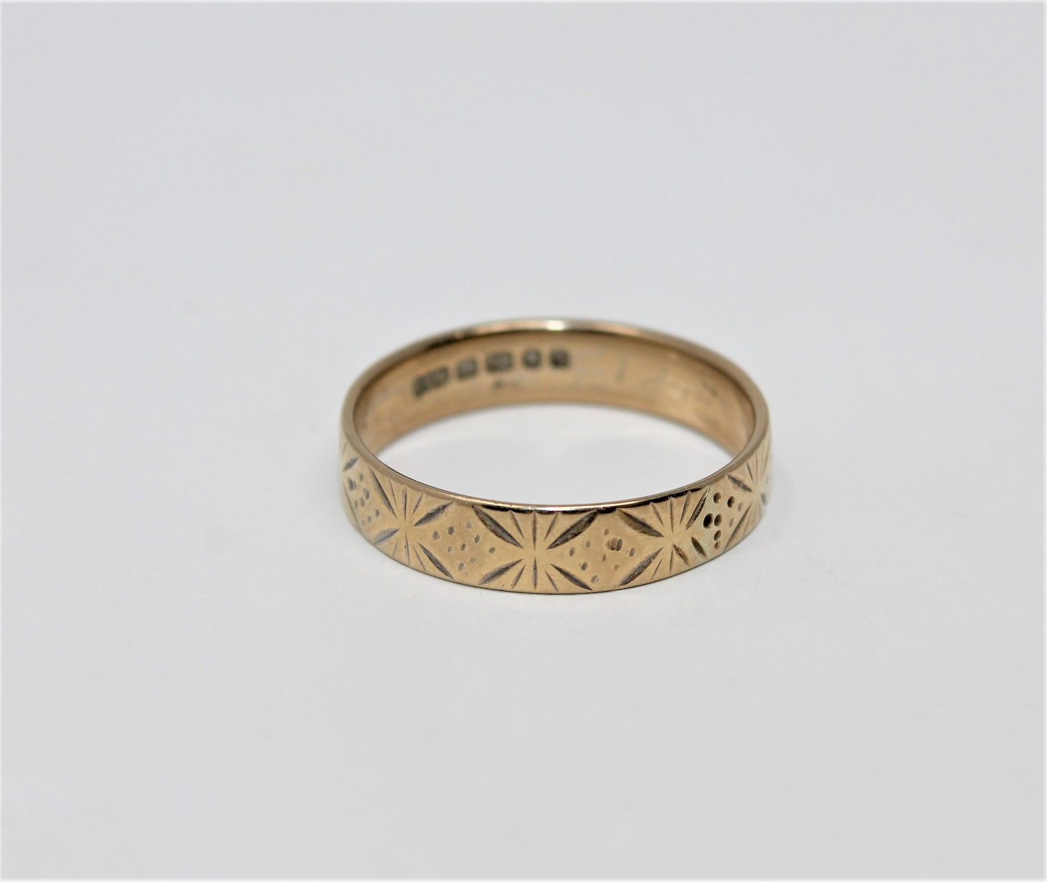 An 18ct gold band ring, size Q1/2 CONDITION REPORT: 3.7g. In good condition.