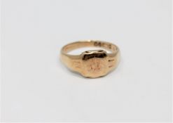 A 9ct gold signet ring, size P CONDITION REPORT: 3.7g. In good condition.