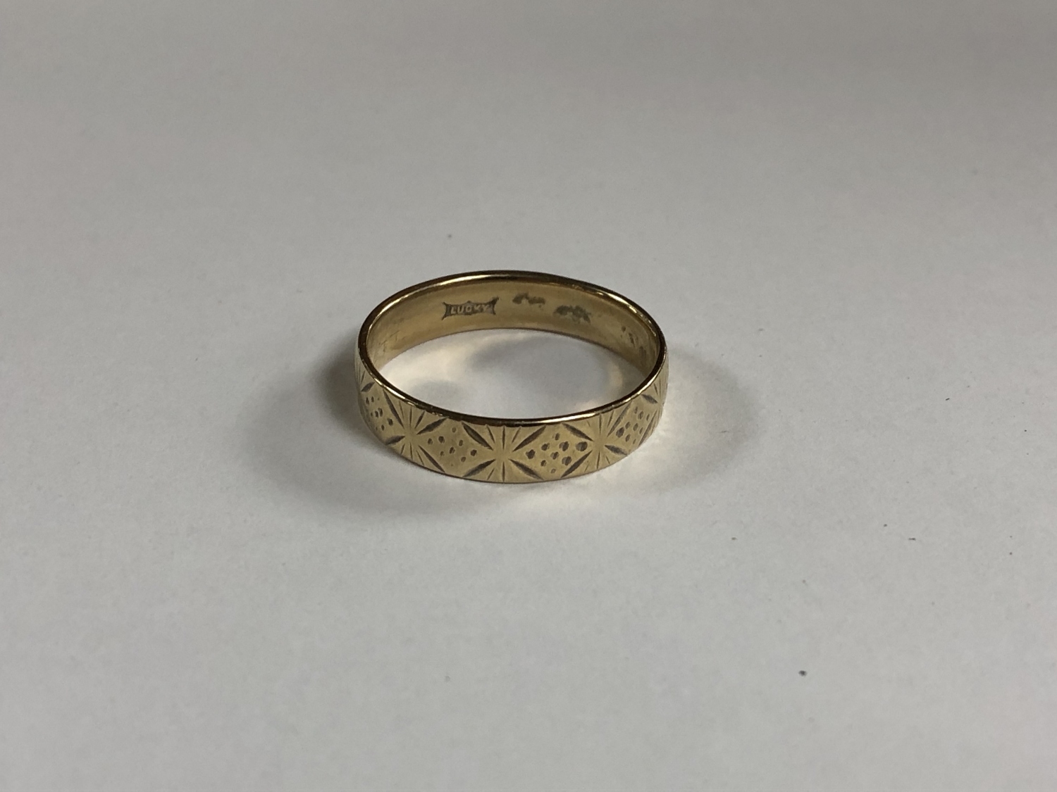 An 18ct gold band ring, size Q1/2 CONDITION REPORT: 3.7g. In good condition. - Image 3 of 4