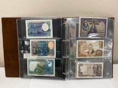 An album of World bank notes (Q)