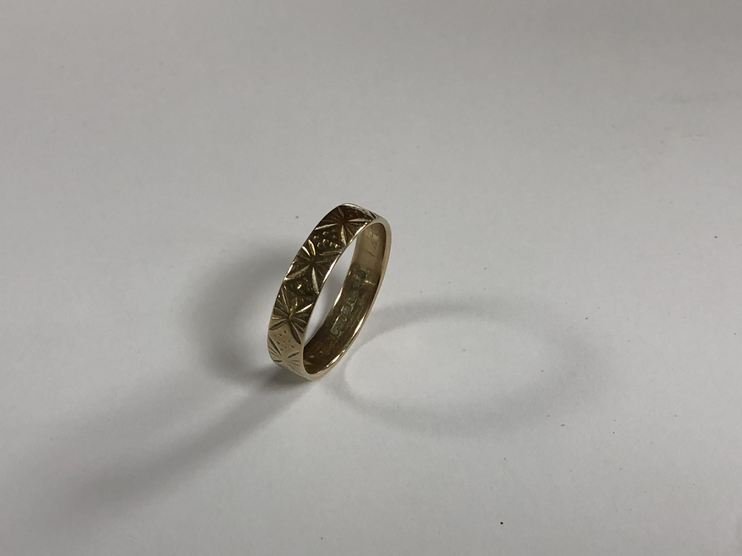 An 18ct gold band ring, size Q1/2 CONDITION REPORT: 3.7g. In good condition. - Image 4 of 4