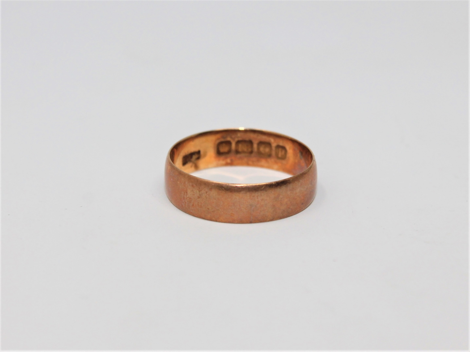 An 18ct gold band ring, size L. CONDITION REPORT: 2.