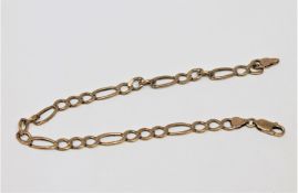 A 9ct gold curb link bracelet, 20cm CONDITION REPORT: 6.