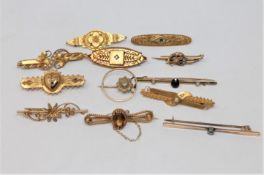 A good collection of 18ct and 15ct gold brooches CONDITION REPORT: 18ct - 3.3g.