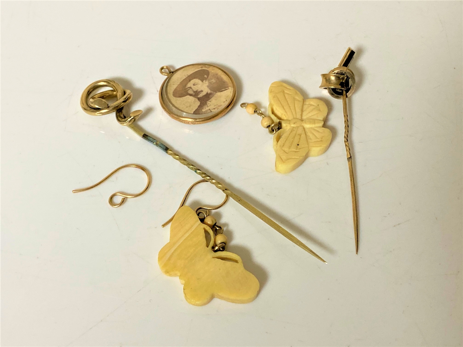 Assorted gold and gold mounted jewellery including bone butterfly earrings,