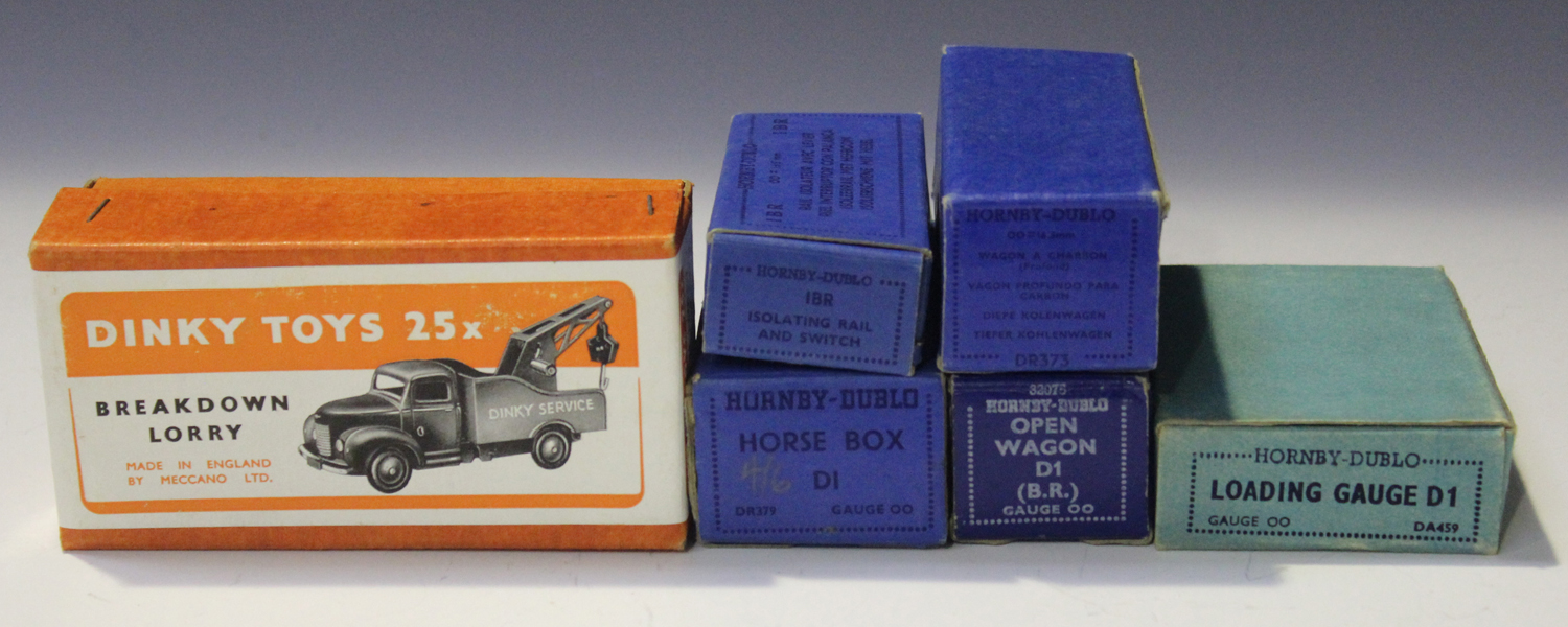 A Dinky Toys No. 25x breakdown lorry box and five Hornby Dublo boxes (scuffs).Buyer’s Premium 29.