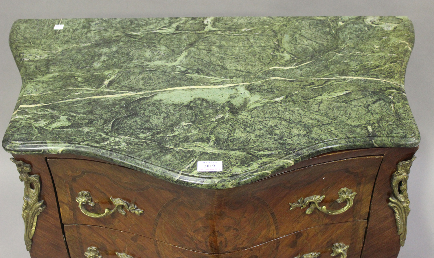 A late 20th century Rococo style kingwood and marquetry inlaid commode, the green marble top above - Image 3 of 3