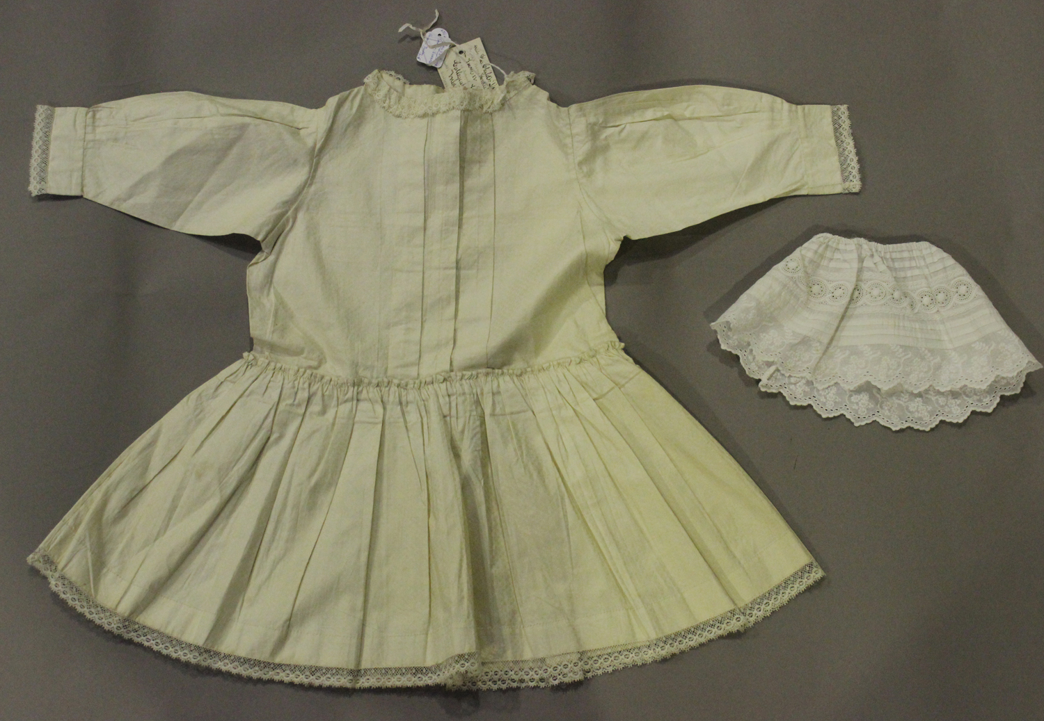 A good collection of mainly Victorian and Edwardian infants' clothing, including embroidered linen - Image 3 of 5