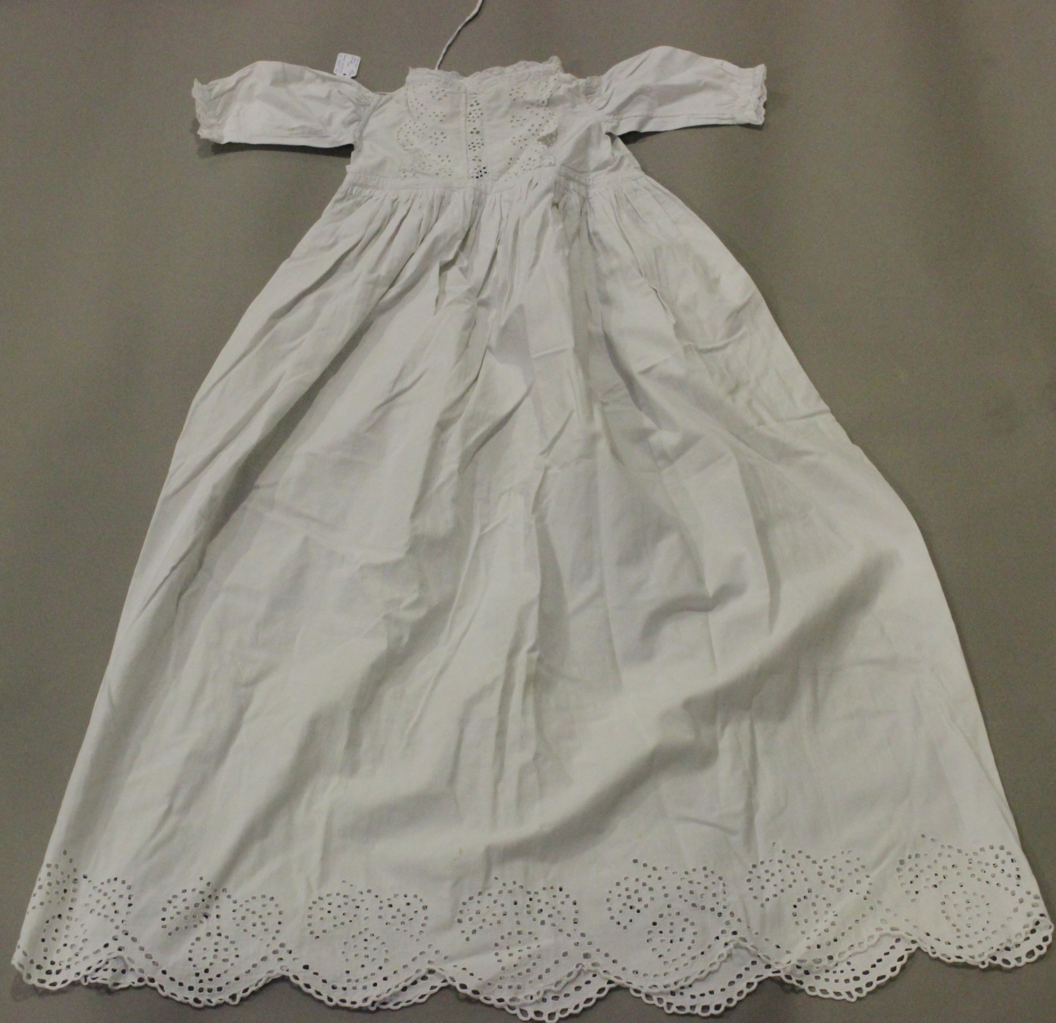 A good collection of mainly Victorian and Edwardian infants' clothing, including embroidered linen - Image 5 of 5