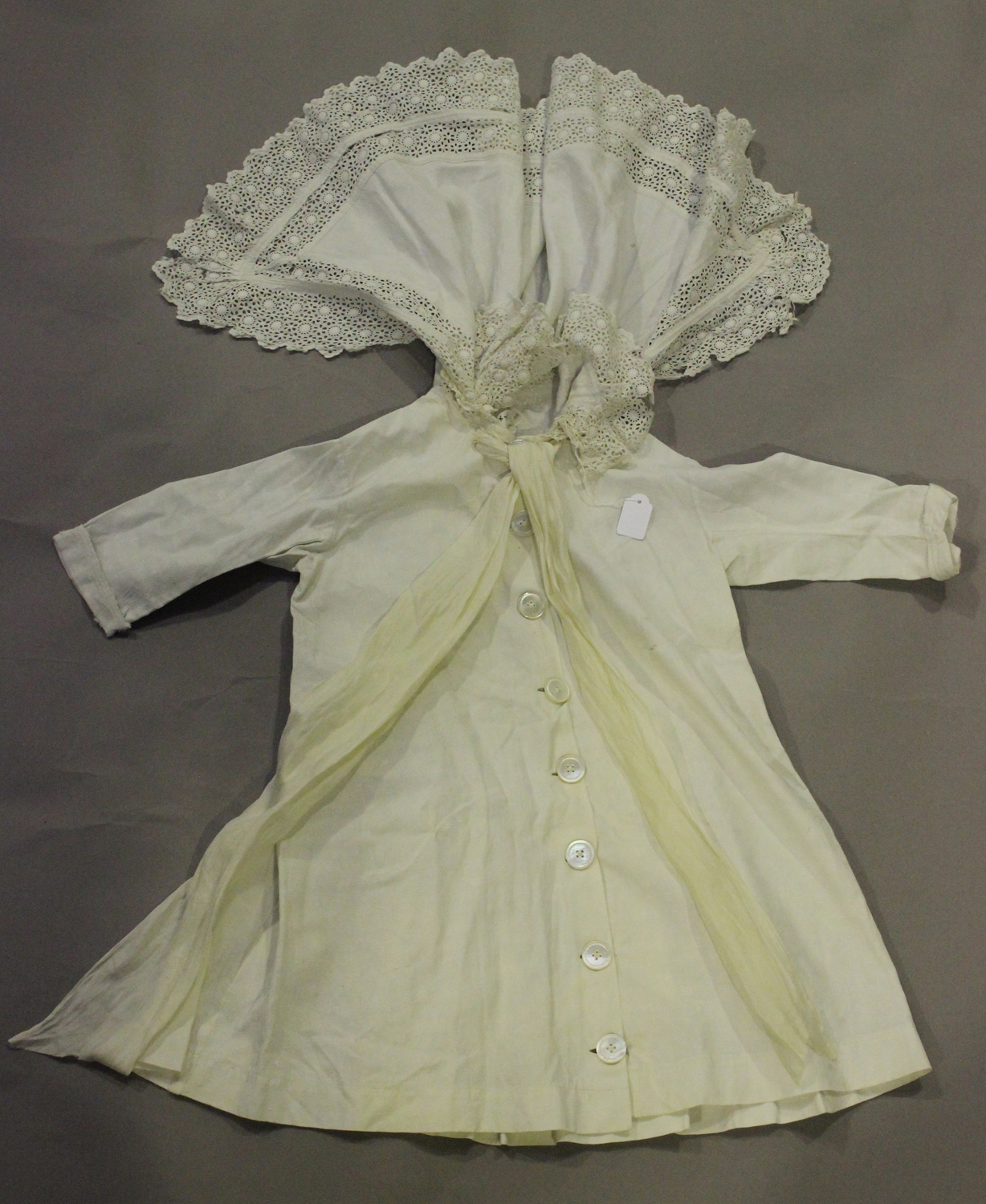 A good collection of mainly Victorian and Edwardian infants' clothing, including embroidered linen - Image 2 of 5