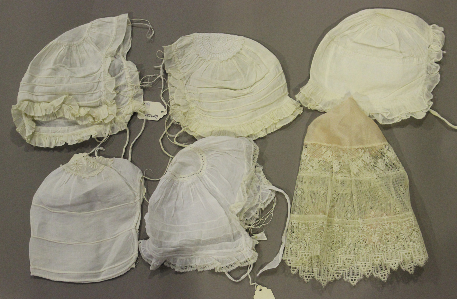 A group of fifteen mainly Victorian babies' caps, the majority with decorative lacework, including - Image 3 of 4