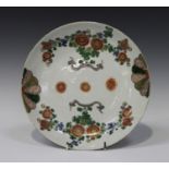 A Chinese famille verte porcelain saucer dish, Kangxi period, the interior painted with opposing