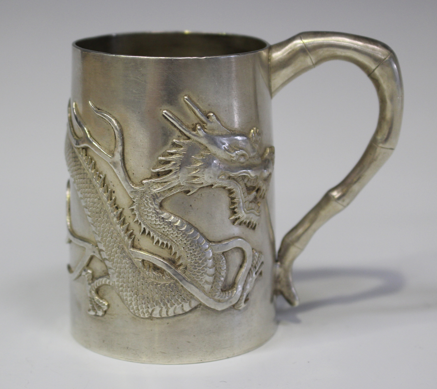 A Chinese silver tankard by Wang Hing, early 20th century, the tapered cylindrical body decorated in - Image 4 of 5