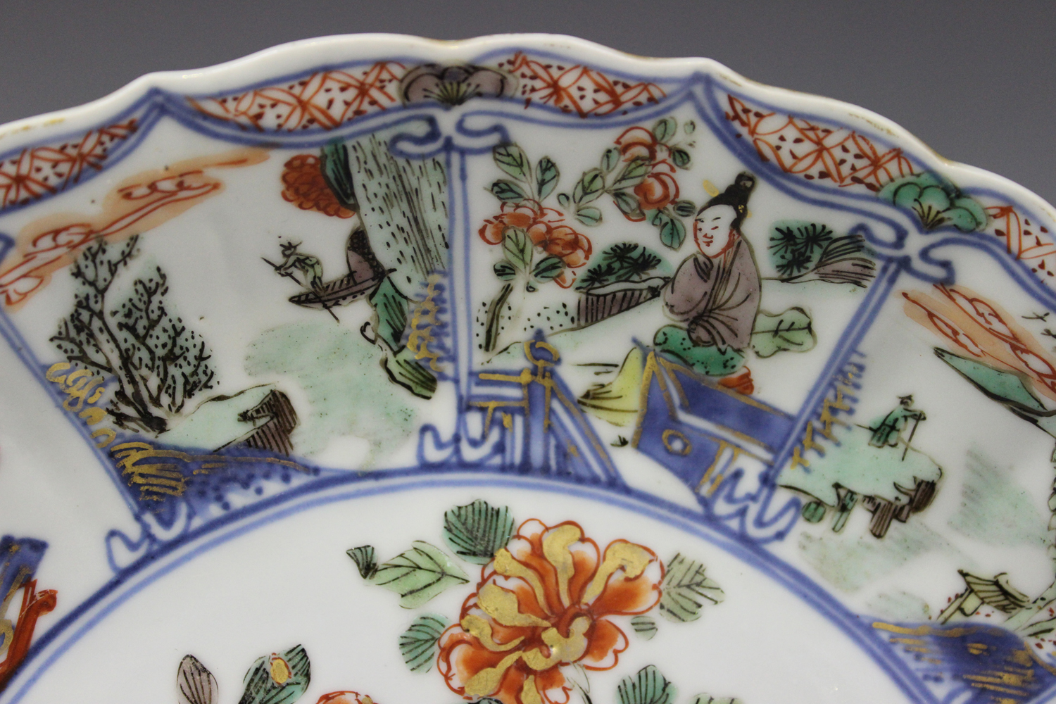 A Chinese famille verte export porcelain fluted circular dish, Kangxi period, the central panel - Image 3 of 4