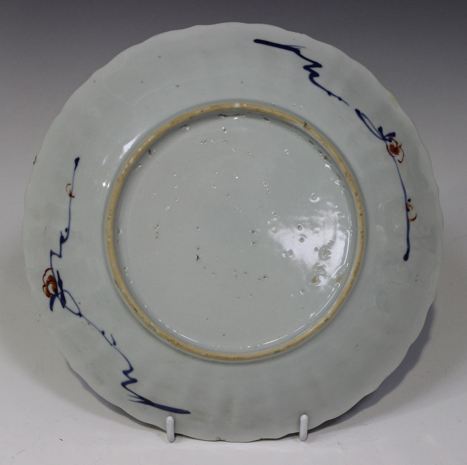 A Chinese famille verte export porcelain fluted circular dish, Kangxi period, the central panel - Image 2 of 4