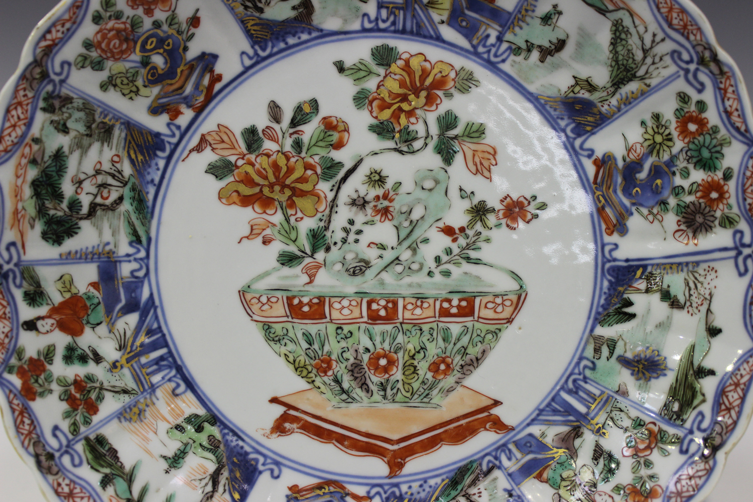 A Chinese famille verte export porcelain fluted circular dish, Kangxi period, the central panel - Image 4 of 4