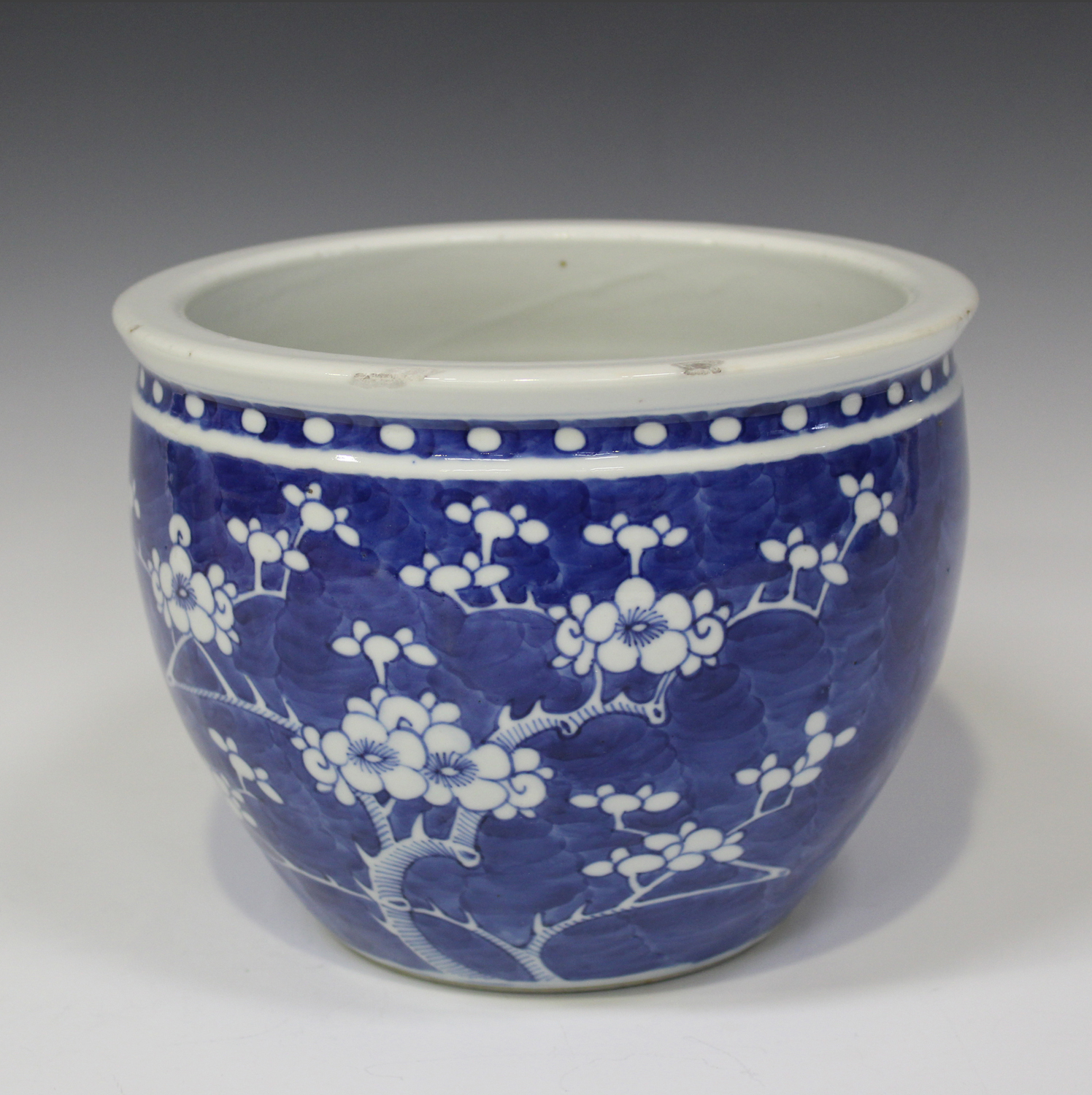 A Chinese blue and white porcelain jardinière, late 19th century, of steep-sided circular form, - Image 4 of 4