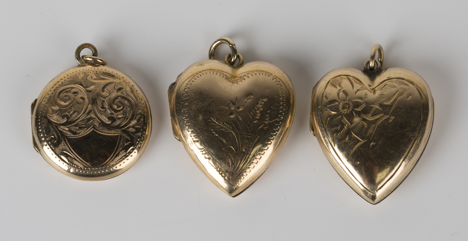 Two gold back and front heart shaped pendant lockets with engraved decoration, length of each 2.8cm,