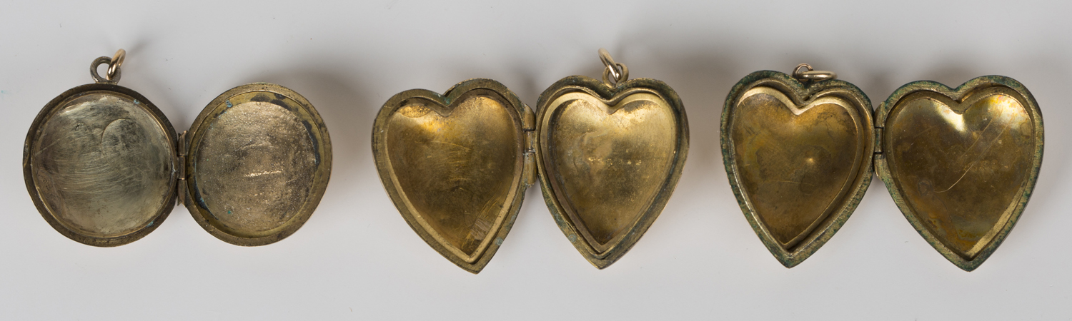 Two gold back and front heart shaped pendant lockets with engraved decoration, length of each 2.8cm, - Image 2 of 2