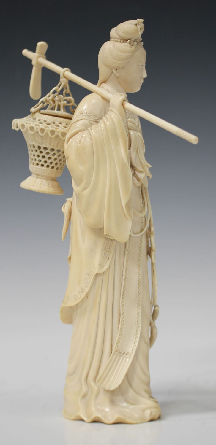 A Chinese carved ivory figure of a lady, late Qing dynasty, the standing maiden finely modelled - Image 4 of 5