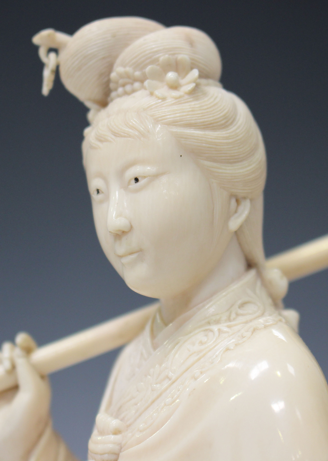 A Chinese carved ivory figure of a lady, late Qing dynasty, the standing maiden finely modelled - Image 5 of 5