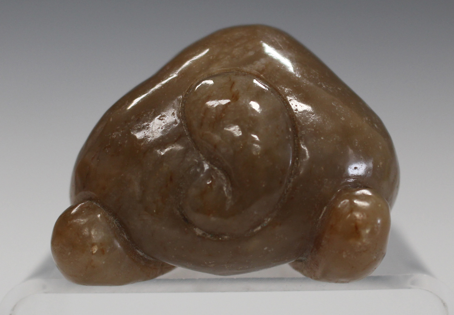 A Chinese brown jade carving, probably late 20th century, modelled as a recumbent crouching feline - Image 4 of 6