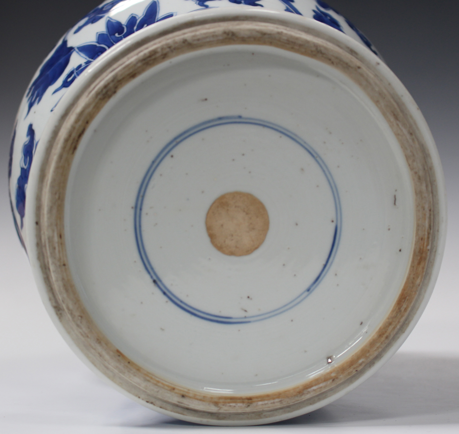 A Chinese blue and white porcelain vase, Kangxi period, of baluster form, painted with a design of - Image 2 of 5