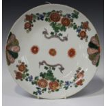A Chinese famille verte porcelain saucer dish, Kangxi period, the interior painted with opposing