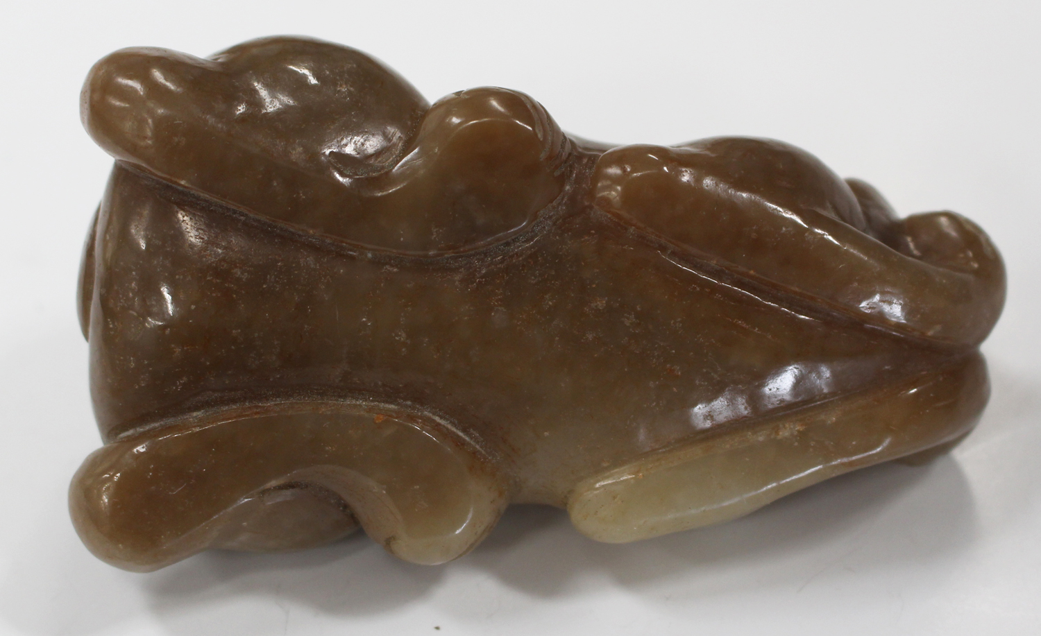 A Chinese brown jade carving, probably late 20th century, modelled as a recumbent crouching feline - Image 2 of 6