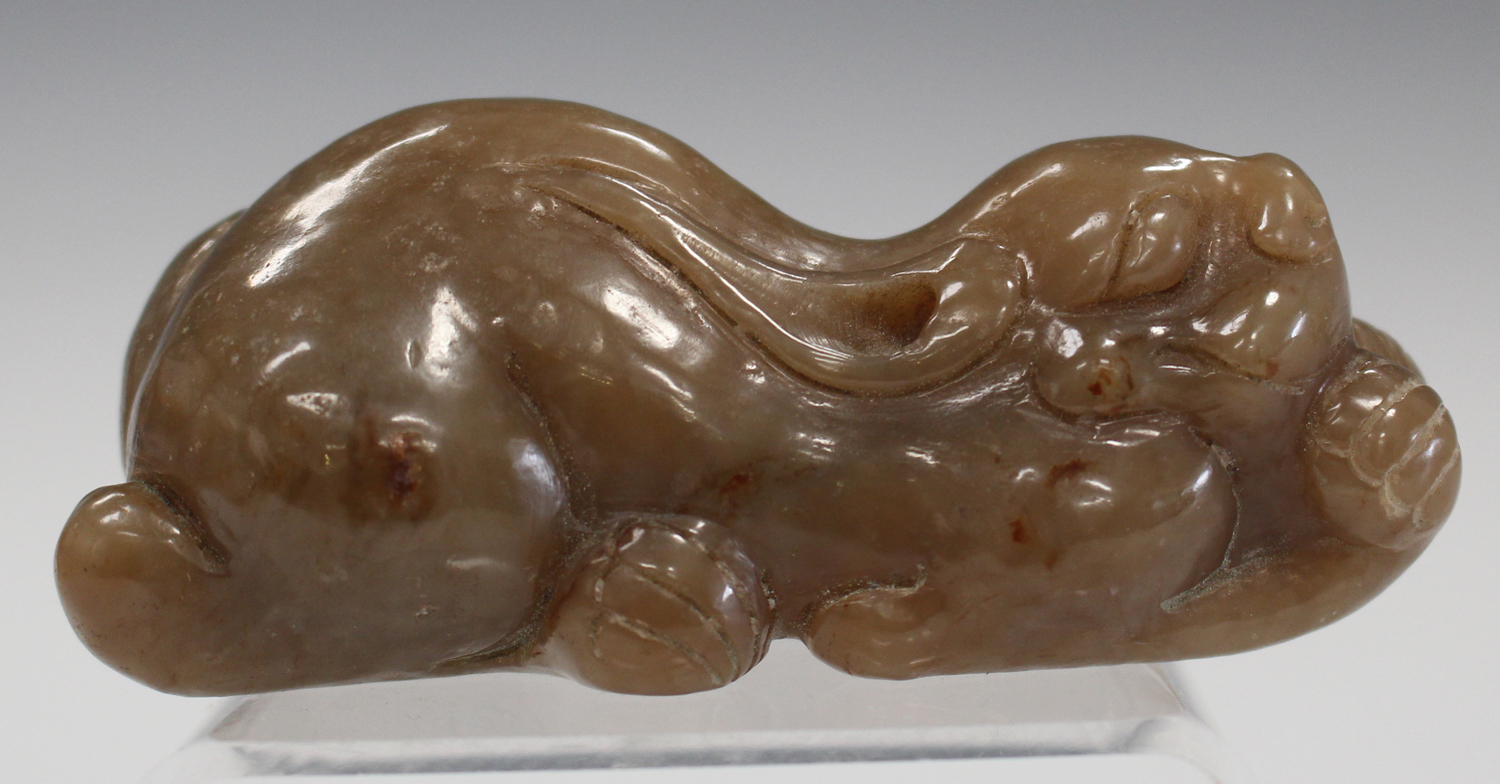 A Chinese brown jade carving, probably late 20th century, modelled as a recumbent crouching feline - Image 5 of 6