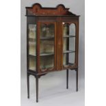 An Edwardian mahogany display cabinet with chequer stringing and inlaid decoration, fitted with a