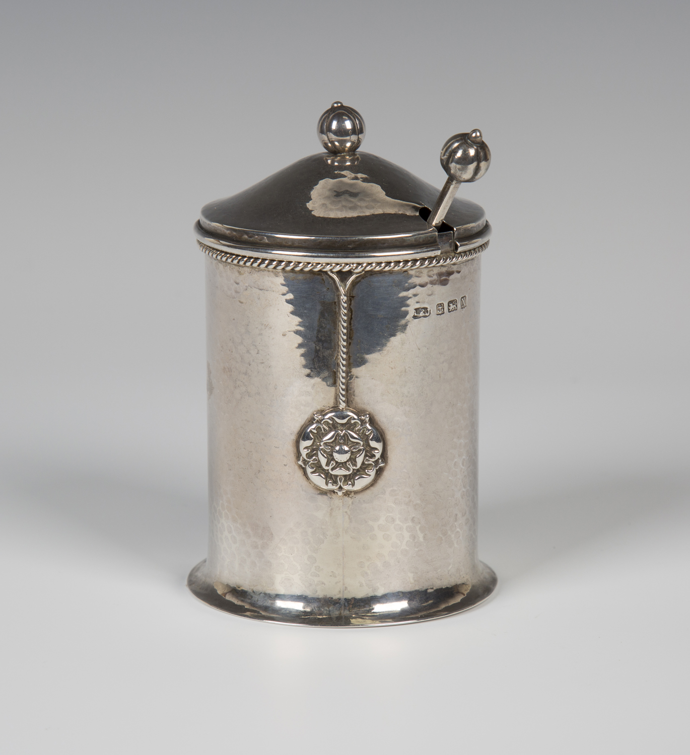An Arts and Crafts silver preserve pot and spoon by A.E. Jones, the lid and spoon with bud shaped - Image 4 of 4