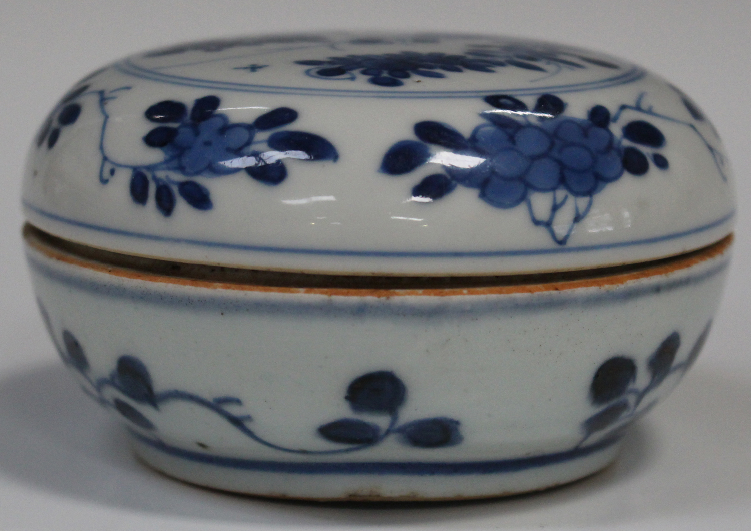 A Chinese blue and white circular box and cover, Kangxi period, the top painted with flowers and - Image 5 of 7