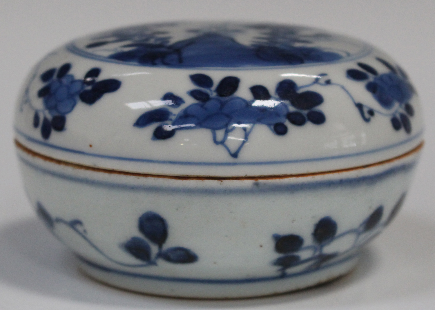 A Chinese blue and white circular box and cover, Kangxi period, the top painted with flowers and - Image 7 of 7