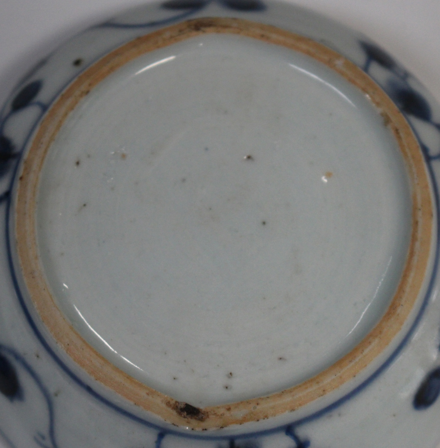 A Chinese blue and white circular box and cover, Kangxi period, the top painted with flowers and - Image 3 of 7