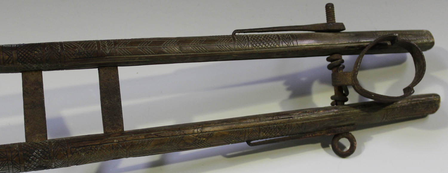 A Tibetan matchlock musket bipod stand, probably 19th century, formed as a pair of hardwood horns - Image 4 of 4