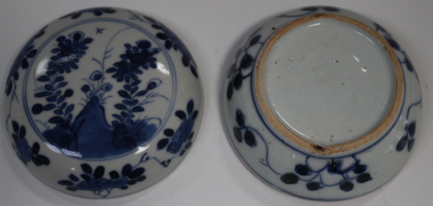 A Chinese blue and white circular box and cover, Kangxi period, the top painted with flowers and - Image 4 of 7