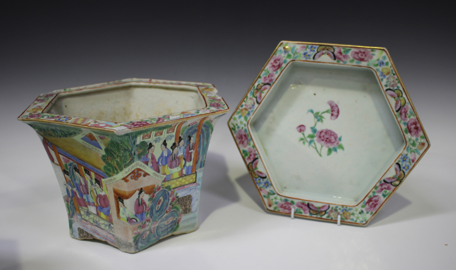 A pair of Chinese Canton famille rose porcelain hexagonal jardinières and stands, mid-19th - Image 5 of 7