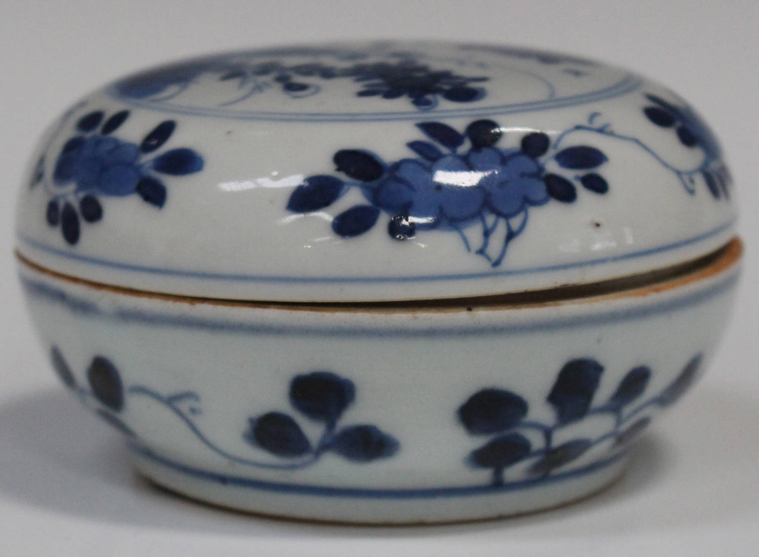 A Chinese blue and white circular box and cover, Kangxi period, the top painted with flowers and - Image 6 of 7