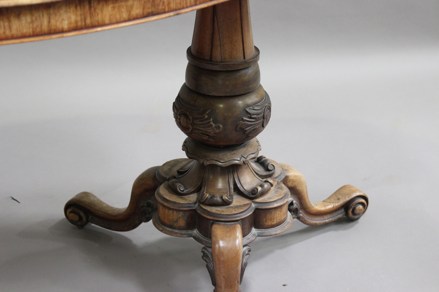 An early Victorian rosewood centre table, the shaped top raised on two turned and carved baluster - Image 3 of 3