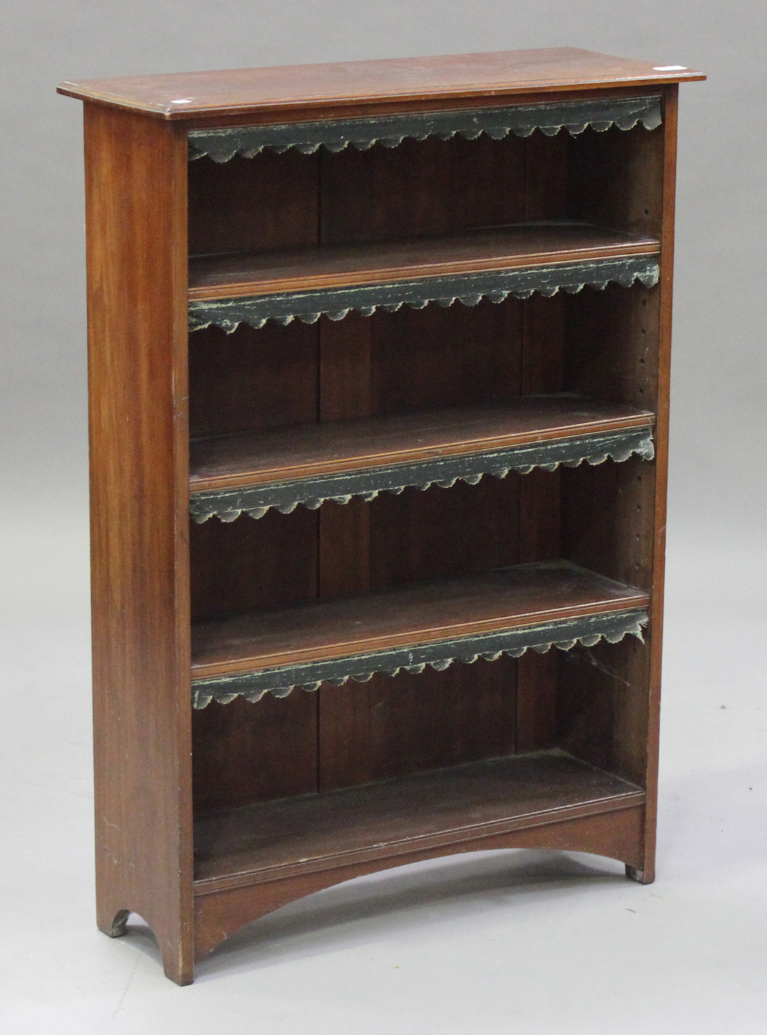 An Edwardian mahogany four-tier open bookcase, on a bracket base, height 101cm, width 76cm, depth