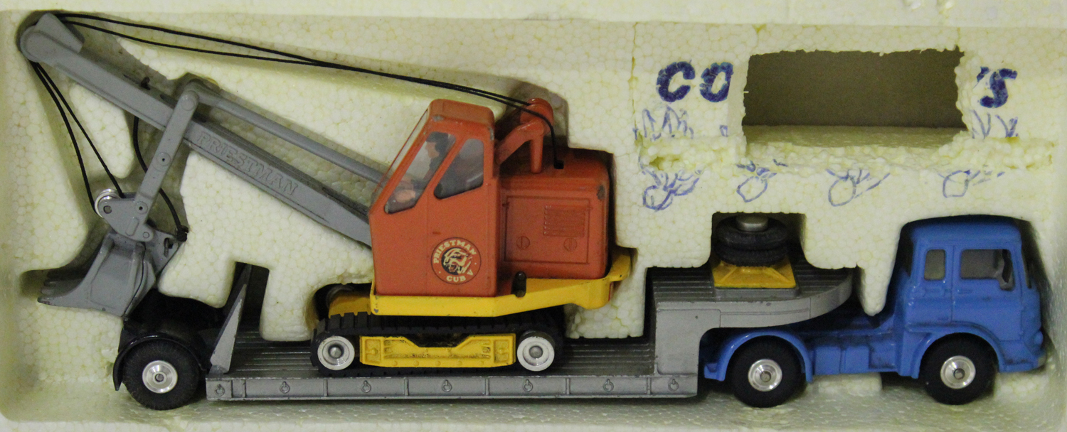 A Corgi Toys Gift Set No. 27 Machinery Carrier with Bedford tractor unit and Priestman 'Cub' Shovel, - Image 3 of 3