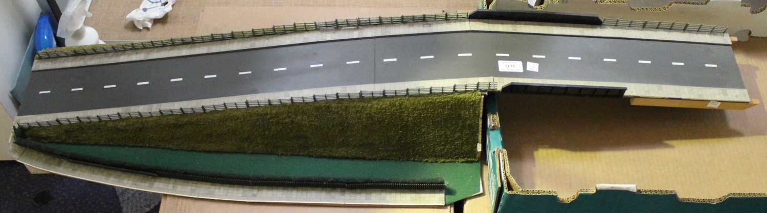 A gauge OO diorama of Arundel railway station with footbridge and road, together with a small - Image 2 of 4