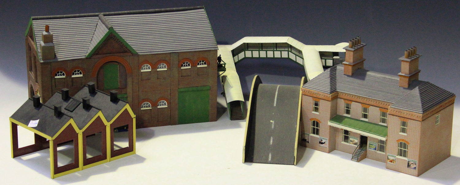 A gauge OO diorama of Arundel railway station with footbridge and road, together with a small