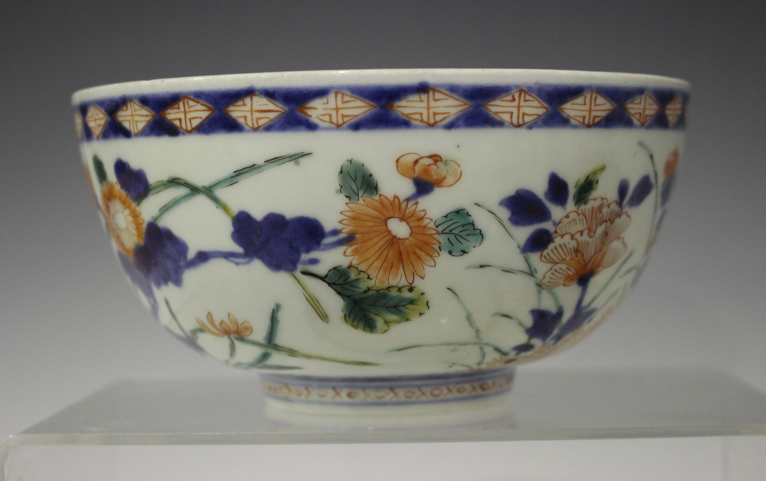 A Japanese Imari porcelain bowl, early 18th century, painted with peonies, chrysanthemums and lotus, - Image 5 of 6
