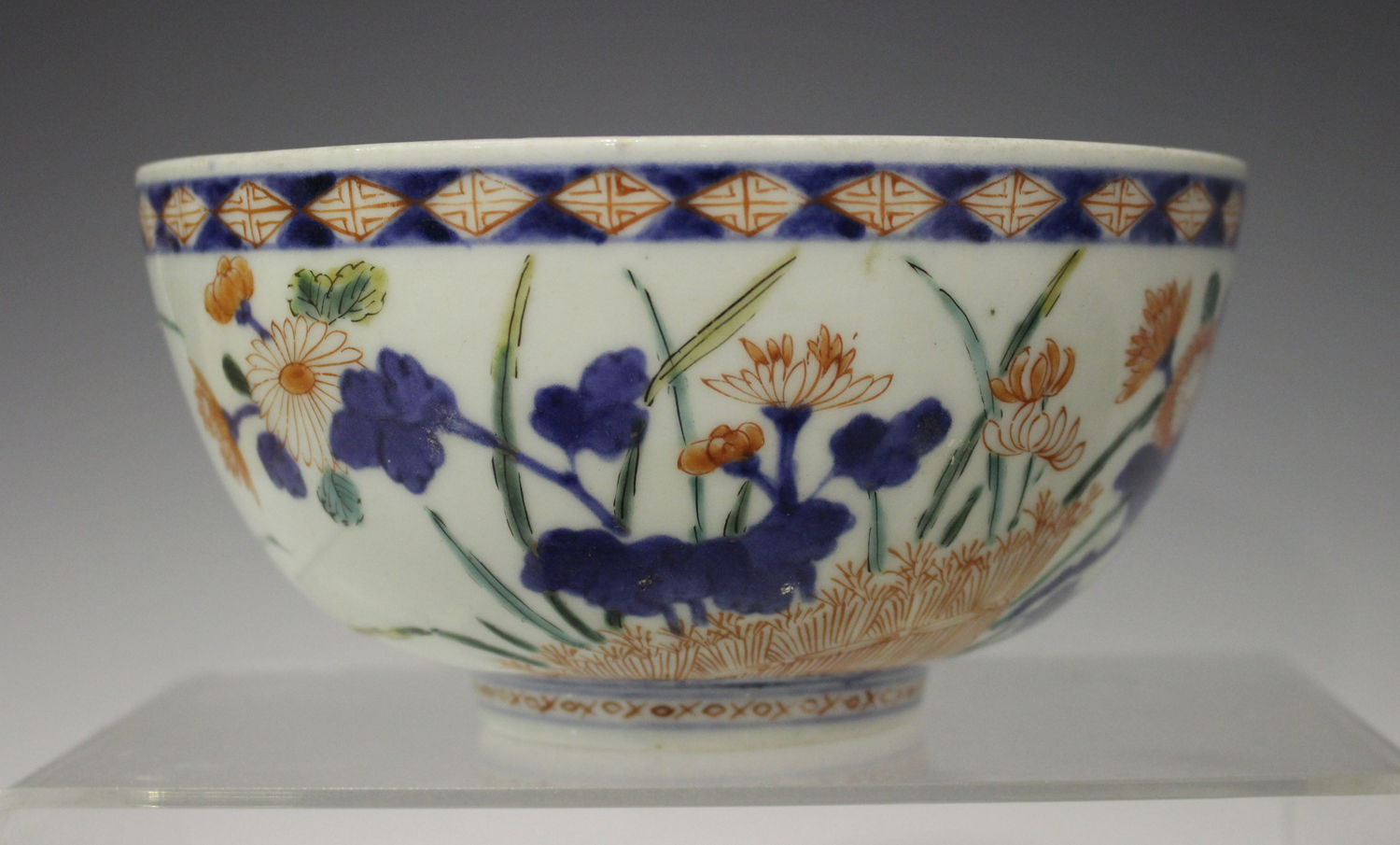 A Japanese Imari porcelain bowl, early 18th century, painted with peonies, chrysanthemums and lotus, - Image 6 of 6