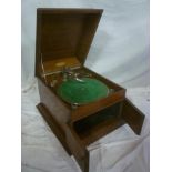 An Itonia oak cased table top gramophone with hinged lid